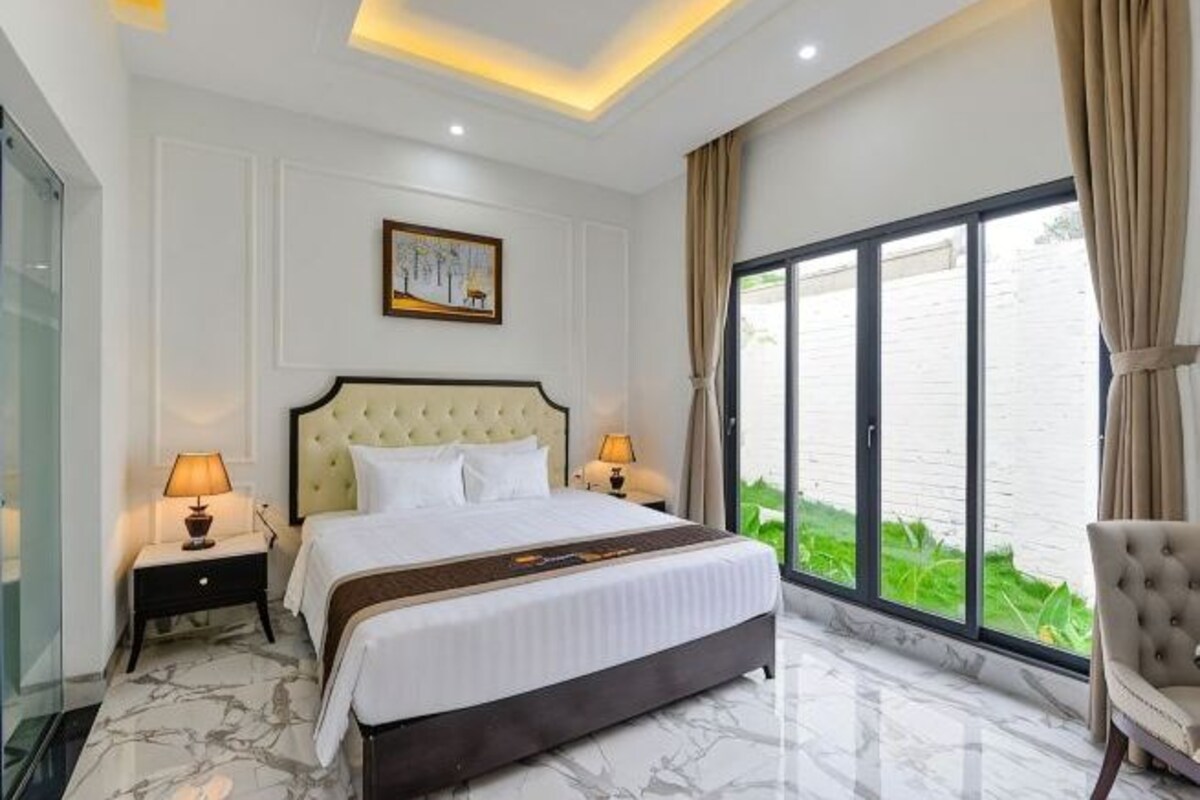 เตียงเมมโมรีโฟม, มินิบาร์ฟรีบางอย่าง, ตู้นิรภัยในห้องพัก, โต๊ะทำงาน