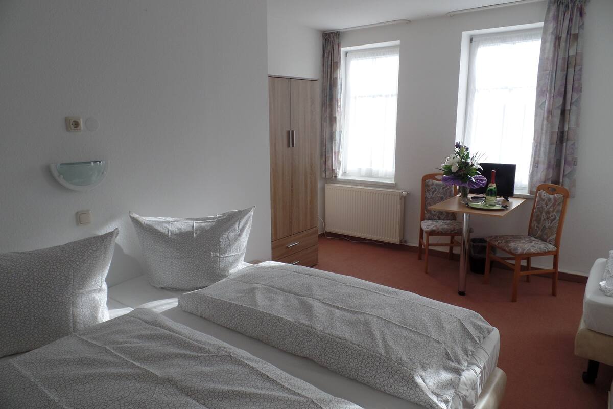 Habitación triple básica | Escritorio, camas extra y ropa de cama
