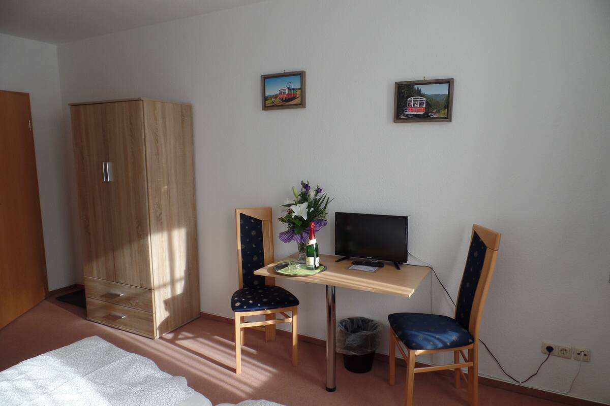 Desk, rollaway beds, bed sheets