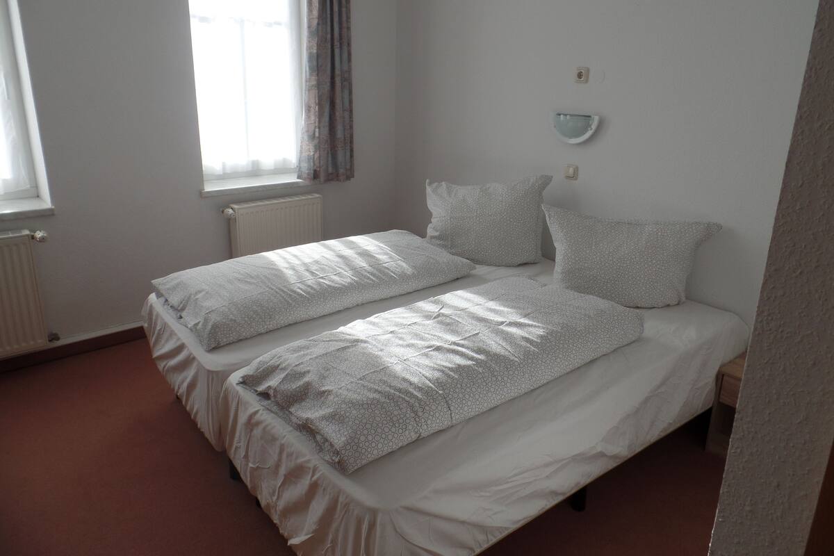 Desk, rollaway beds, bed sheets
