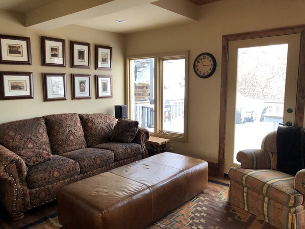 Smart TV, fireplace, video-game console, DVD player