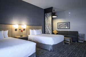 高档床上用品、客房内保险箱、办公桌、笔记本电脑工作区