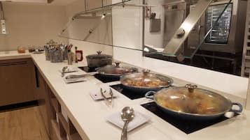 Tägliches Frühstücksbuffet gegen Gebühr