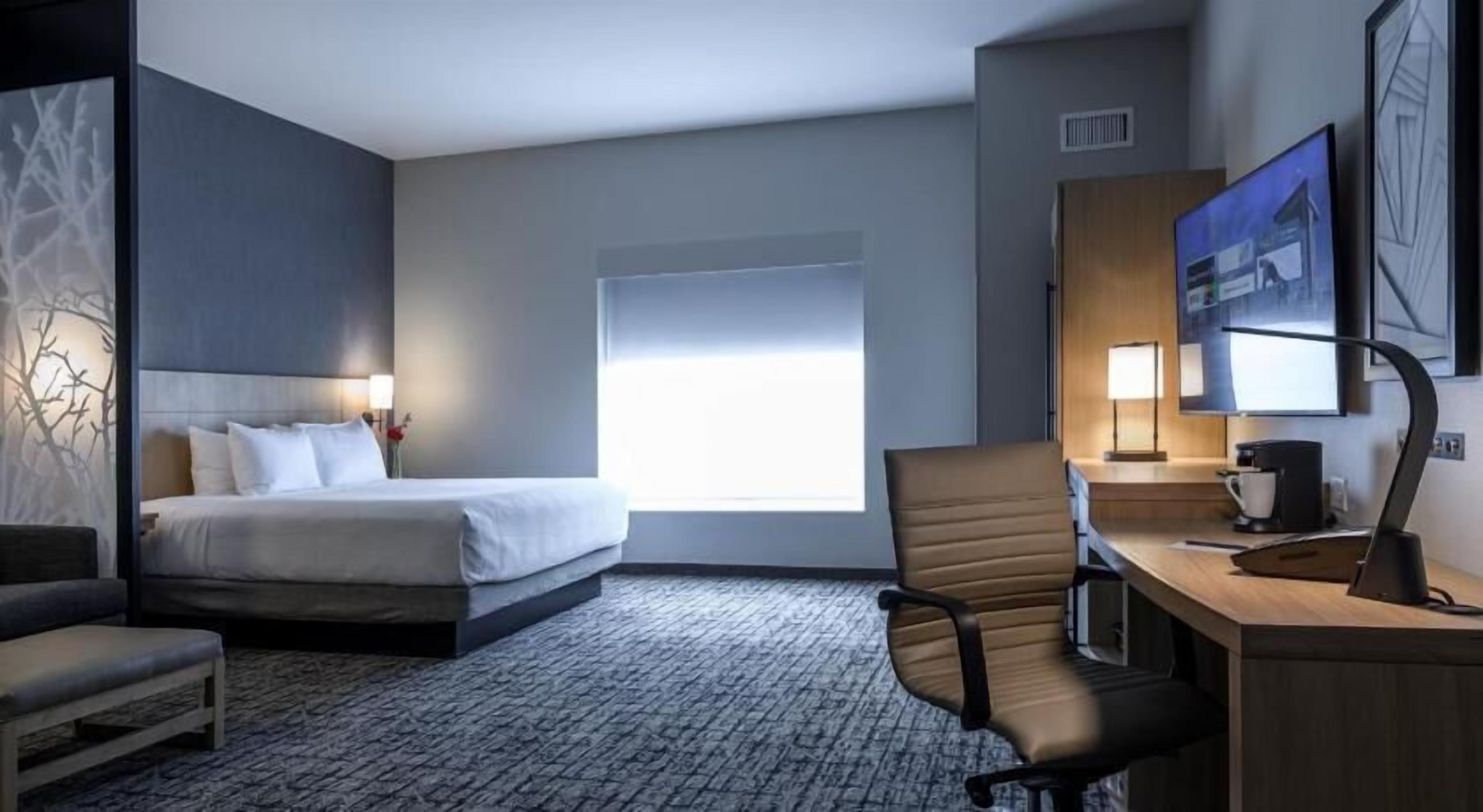 Premium bedding, in-room safe, desk, laptop workspace