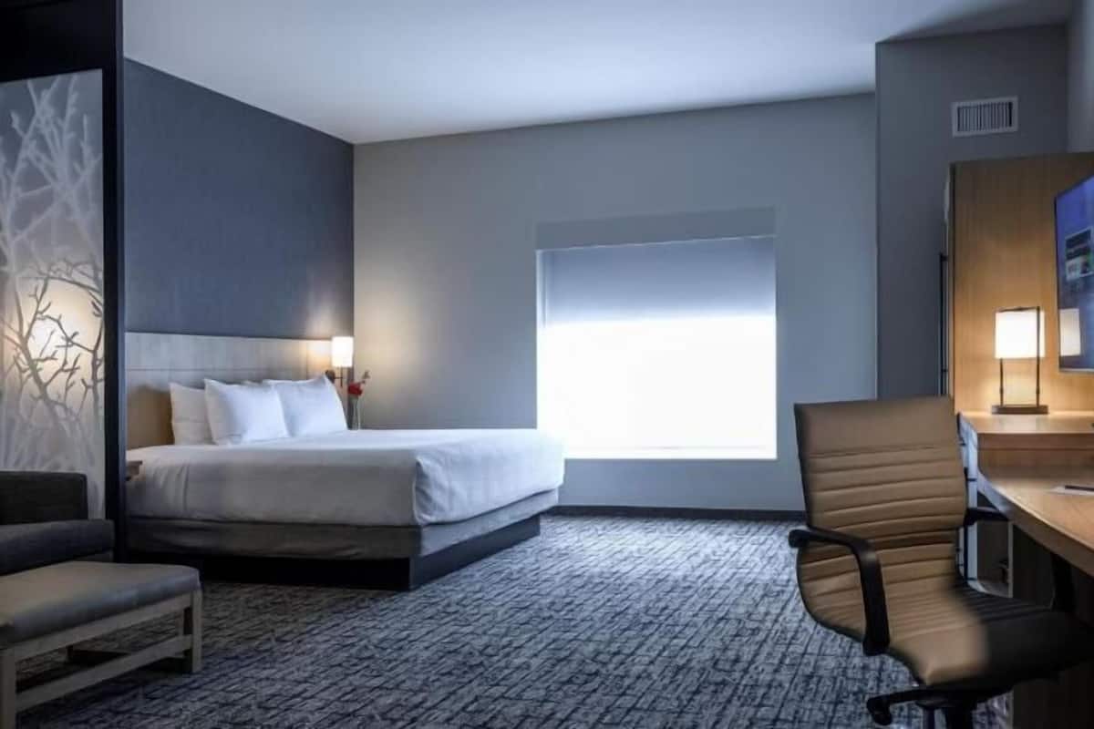 Premium bedding, in-room safe, desk, laptop workspace