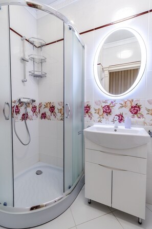 Appartamento | Bagno | Combinazione doccia/vasca, set di cortesia gratuito, asciugacapelli