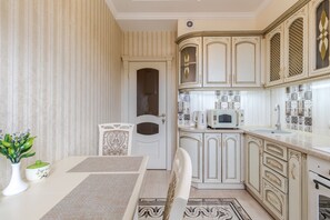 Appartement | Privékeuken | Een koelkast, een magnetron, een kookplaat, een waterkoker