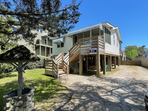 Nauti ainutlaatuisuus kahden erillisen mökki siipeä liittyi suuri turvatarkastus kuisti.