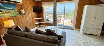 Corinne's Upstairs: Suite with great views of Silver Lake Harbor.