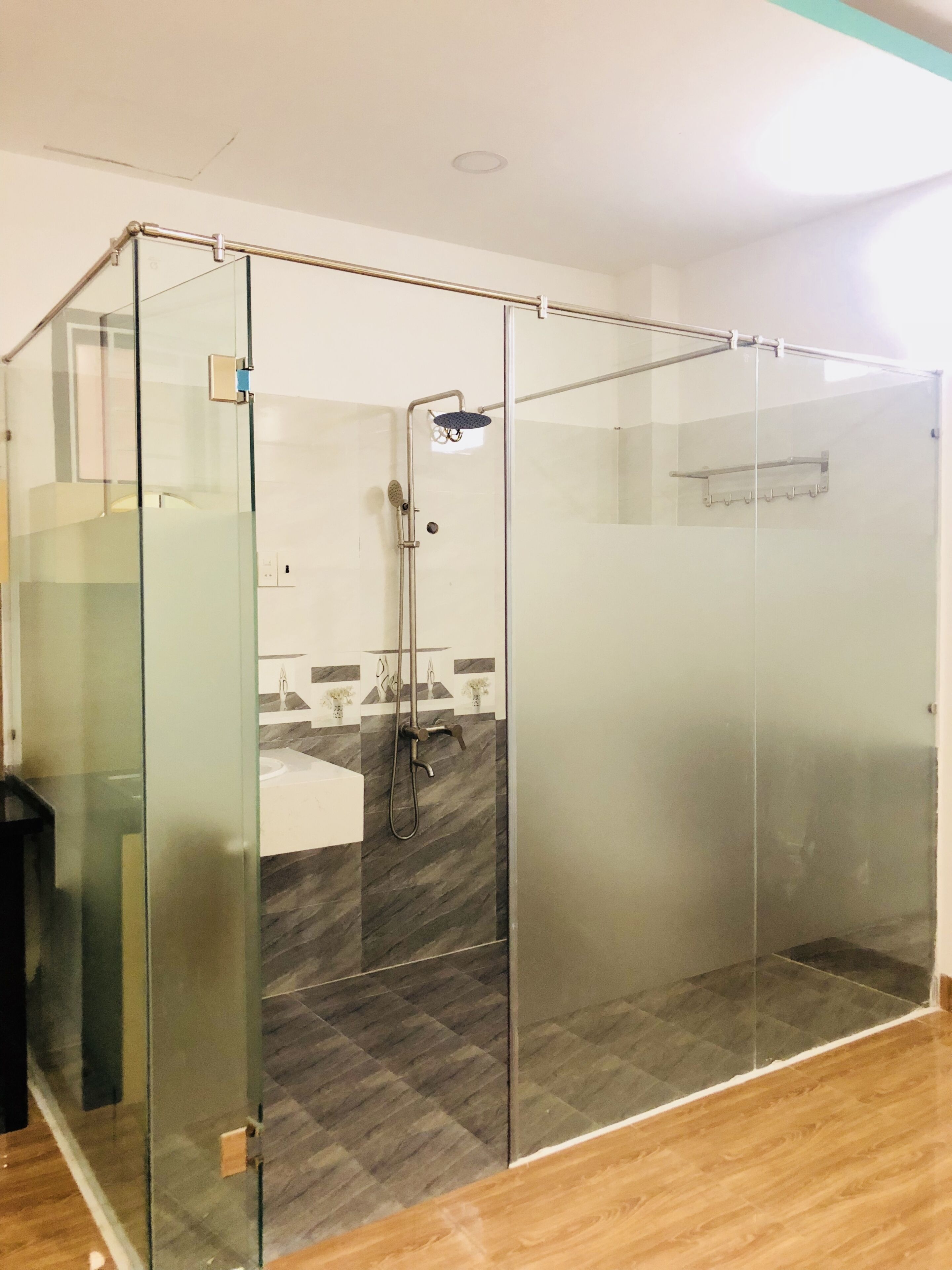 Habitación individual urbana | Baño | Regadera, amenidades de baño gratuitas, secadora de cabello, pantuflas 