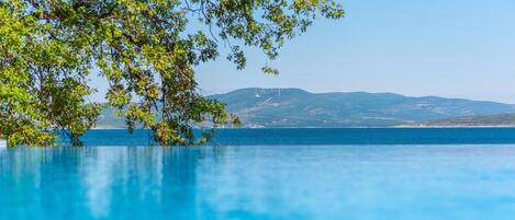 حمّام سباحة خارجي، حمّام سباحة مُدفَّأ