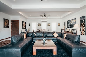 4 Bedrooms Luxury Pool Villa | Área de estar | Dock para MP3