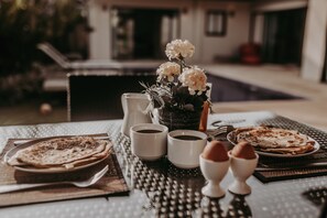 Outdoor dining - Luxury Villa Onyx Nai Harn Beach (Rawai)