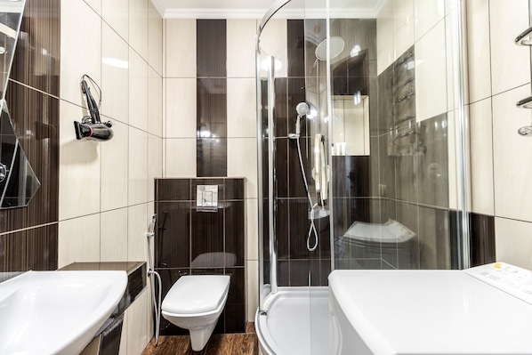 Apartment | Bathroom | Combined shower/tub, free toiletries, hair dryer, slippers