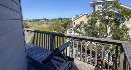 Xenia House: Enjoy decks and screened porch overlooking the marsh.