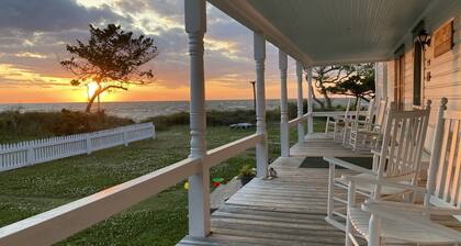 Profitez de couchers de soleil dans cette propriété historique spacieuse située sur Pamlico Sound, avec une plage.