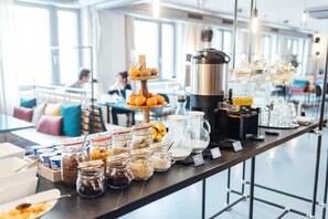 每日供應歐陸早餐 (每人 CZK300)