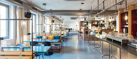 Daily continental breakfast (CZK 300 per person)
