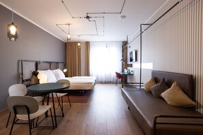 三人房 | 書桌、隔音、免費 Wi-Fi、床單