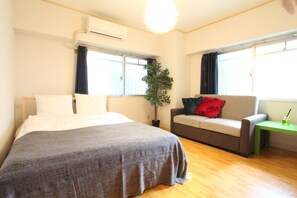 4 bedrooms, desk, free WiFi - Namba Big Room Apartment (Osaka)