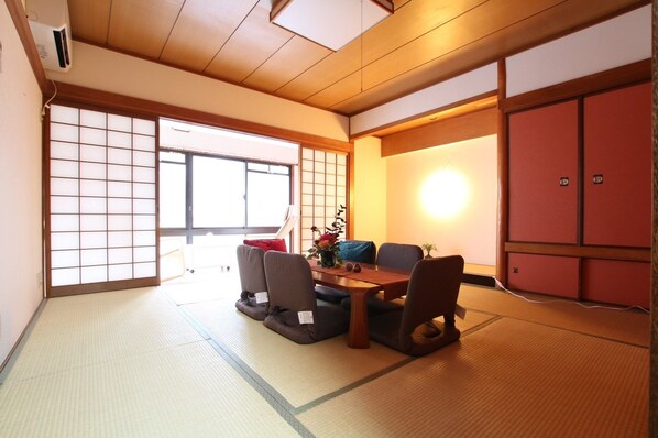 Living area - Namba Big Room Apartment (Osaka)