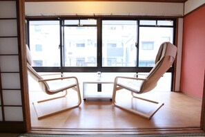 4 bedrooms, desk, free WiFi - Namba Big Room Apartment (Osaka)