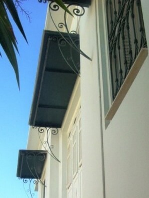 Exterior detail - Guest room & bathroom with Italian shower (La Marsa)