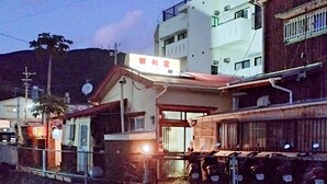 Un edificio con un letrero que dice "Hotel".