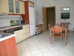 Interior - Magda's Kamares (Poros)