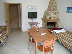 Quadruple Room | Living area | Flat-screen TV - Magda's Kamares (Poros)