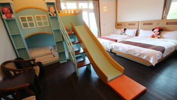 Quarto infantil com escorrega, beliches e brinquedos de pelúcia do Mickey Mouse.