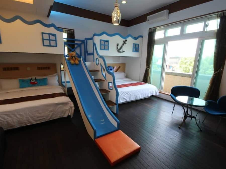 Habitación familiar, balcón | Escritorio, cortinas blackout, insonorización y wifi gratis