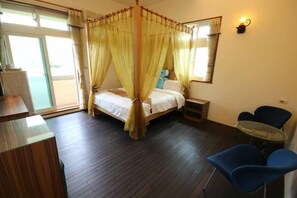 Escritorio, cortinas blackout, sistema de insonorización y wifi gratis 