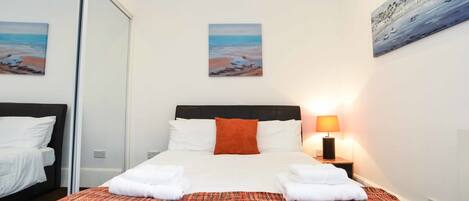 Escritorio, tabla de planchar con plancha, wifi gratis y ropa de cama