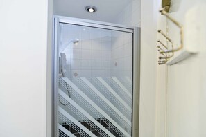 City Studio | Bathroom | Shower, free toiletries, hair dryer, towels - Union Street Apartment (Aberdeen)