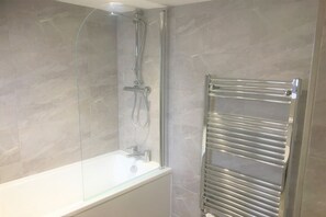 Ensemble douche/baignoire, sèche-cheveux, serviettes fournies, savon
