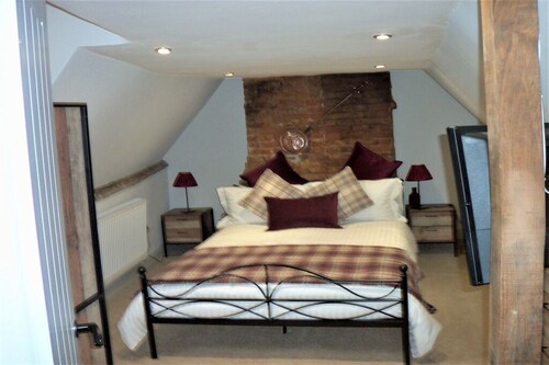 New Forest Escapes. Sleeps 2-6 Quirky,  historical and a great base to explore.