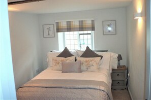 3 habitaciones, tabla de planchar con plancha y cuna de viaje 