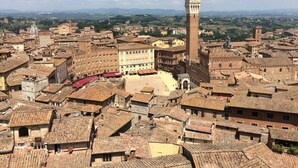 Un pueblo histórico con una torre destacada y una plaza central.
