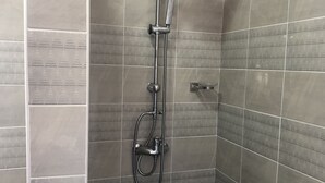 Habitación clásica | Baño | Regadera, regadera tipo lluvia, amenidades de baño gratuitas