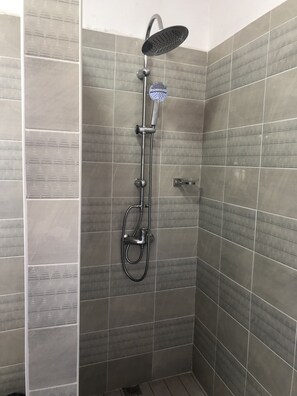Habitación clásica | Baño | Ducha y cabezal de ducha tipo lluvia