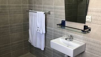 Chambre Classique | Salle de bain | Douche, douche à « effet pluie », articles de toilette gratuits