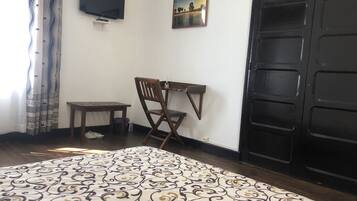 Chambre Classique | Bureau, fer et planche à repasser, Wi-Fi gratuit, draps fournis