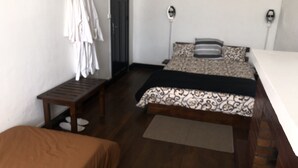 Habitación clásica | Escritorio, tabla de planchar con plancha, wifi gratis y ropa de cama