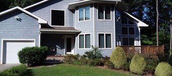 Waterfront Dream Home con cocina gourmet, mesa de billar, bicicletas y muelle.