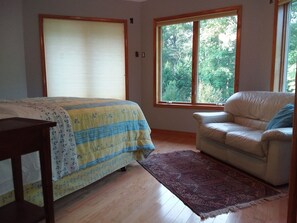 2 quartos, cofres nos quartos, ferros/tábuas de passar roupa, Wi-Fi