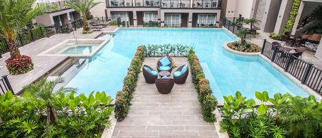 Una piscina al aire libre