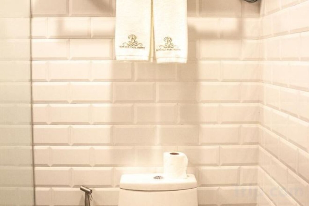 Douche, articles de toilette (gratuits), pantoufles, bidet