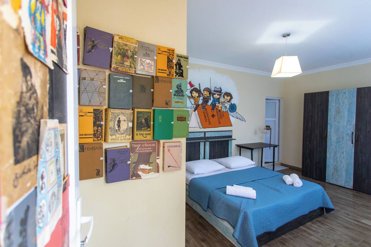 Habitación Confort con 1 cama matrimonial o 2 individuales | Escritorio, insonorización, wifi gratis y ropa de cama 