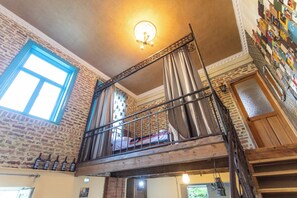 设计公寓 | 办公桌、隔音、免费 WiFi、床单